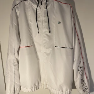 Lacoste tracksuit  - Hej säljer helt ny Lacoste tracksuit fick de i present på min födelsedag, ganska fint jätte bra material. Den är i L men den sitter ganska bra skulle även passa M då den sitter baggy på lite mindre användare den är fin knappast använd!