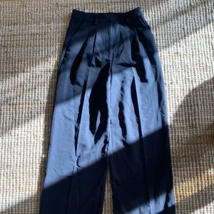 Nya kostymbyxor - Aldrig använda kostymbyxor från Bik Bok, Köparen står för frakten. 