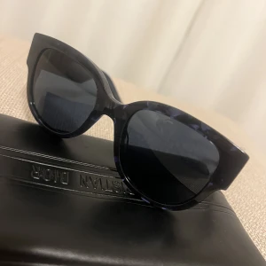 Christian Dior solglasögon  - Christian Dior solglasögon i marinblått  Ingen repa ingen skada knappt använda.  Pris 2000kr 