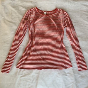 Köpenhamn top!💋 - En superhärlig randig top i köpenhamn/ stockholmsstil! Skitsnygg att ha som layer och som färgklick i garderoben men också lätt att sy om! Bra skick utan defekter!💋