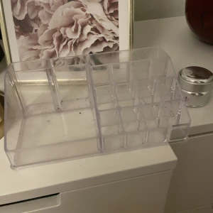 Smink förvarare - SÅÅÅ praktisk med denna ställning då du kan lägga i mascara läppglans nagellack concealer bronser blush mm så bra och så fint tar inte mycket plats och är fin som dekoration också 