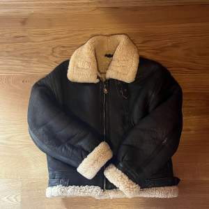 Varm jacka till vintern. Jackan är 52 cm bred, armen på insidan är 45 cm, längd fram 56 cm och i bak 59 cm 
