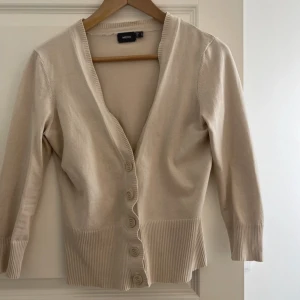 kofta - från Mexx, köpt på Vinted men lite för stor. Några fläckar på tröjan från förra ägaren men det mesta gick bort när jag tvättade den, och även ett hål vid kragen annars bra skick