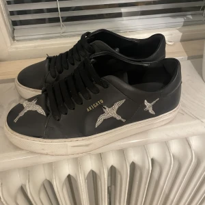 Arigato skor 37 - Snygga arigatos i storlek 37. Använda i bra skick för att vara ett par år gamla. ( Går att tvätta renare än på bilden ) Nypris 2500 box och dustbag tillkommer med leverans 