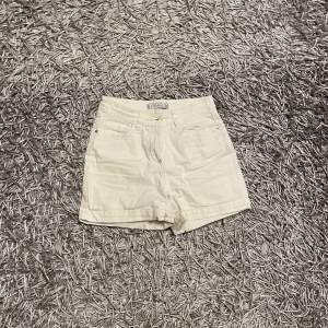 Vita jeans shorts från Newyorker! Använda fåtal ggr!