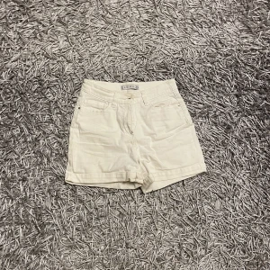 Jeans shorts  - Vita jeans shorts från Newyorker! Använda fåtal ggr!