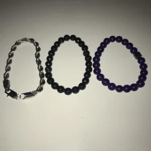 Armband - 1 för 60  2 för 110 3 för 160 Armbandet är platerat i silver. Inget av armbanden är använda. 