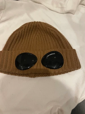 C.P company mössa - Sjukt snygg mössa i färgen mörk brun som är unik, den är sparsamt andvänd och självklart äkta. 