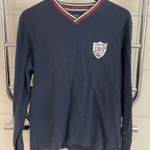 Bondelid långärmad tröja M - Långärmad marinblå tröja från Bondelid. Storlek M. Lite fläckig. 