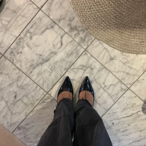 klackskor med låg klack - Supersnygga låga klackskor från Steven Madden. Säljer pga för liten storlek.