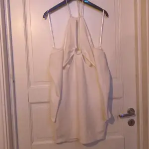 Fin vit klänning med låg rygg.nypris,250kr