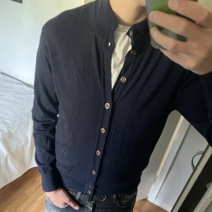 Stenströms cardigan - Säljer nu denna kofta/cardigan från Stenströms i 100% merinoull. Den är i storlek M, passar även S, och har aldrig riktigt kommit till användning. Nypris: ca 2000kr, Mitt pris: 599kr! Hör av er vid funderingar!