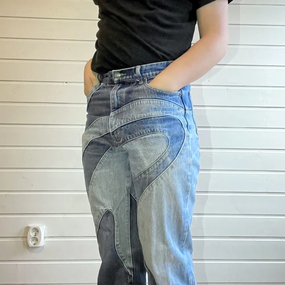 Blåa två färgade Jaded London Jeans i bra skick, färgen är urtvättad men byxorna ser fortfarande väldigt snygga ut. Materialet är ett litet hårdare material/hårdare denim så de kan vara lite tightare, Storlek W28 i relaxed fit . Jeans & Byxor.