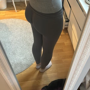 Oanvända träningtajts  - Supersnygga! Har en kant som går att vika ner om man vill, annars funkar dem att ha som högmidjade. Dem har en söm vid rumpan. Tajtsen är ändats testade💗passar s-xs 