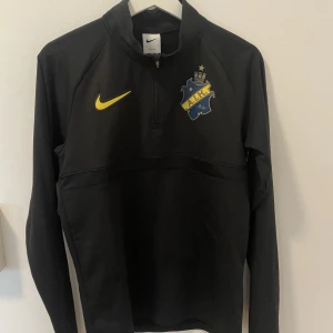 AIK tröja - Typ oanvänd AIK tröja. Säljer för den är förstor. Storlek S