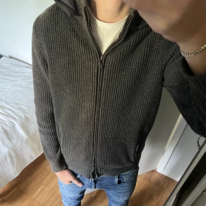 Massimo Dutti Cardigan - Säljer denna otroligt sällsynta och helt slutsålda Massimo Dutti cardigan. Den är använd, men ändå i mycket bra skick, storlek M. Perfekt nu till hösten! Hör av er vid frågor eller funderingar. Mitt pris: 949kr, men kan ändras gå ned vid snabb affär.