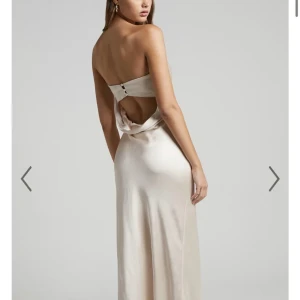 Balklänning / Maxiklänning - Säljer min helt OTROLIGT fina satin balklänning från Showpoo som har en ”vattenfalls” rygg. Använd endast en gång och är som nyskick (nypris ca 1400kr). Vid frågor eller mer bilder så skriv!🥰