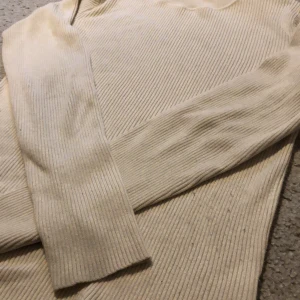 Tröja - En fin tröja från lager 157. Använd få gånger men som ni ser på bild 1 så är den lite nopprig, därav priset. Vill Järna sälja så snabbt som möjligt! Kolla Järna fler saker på min Plick ❤️