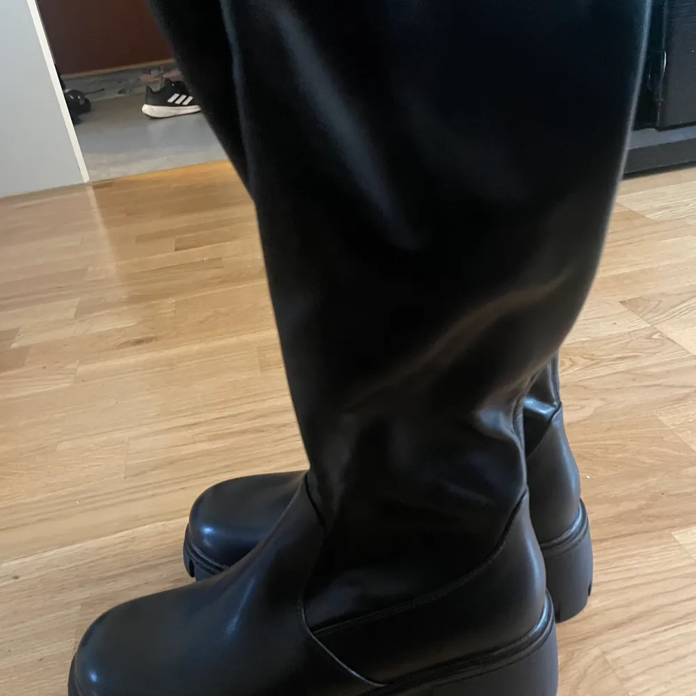 Helt sprillans nya oanvända svarta boots, säljs pågrund av fel storlek. De är rätt i storlek och väldigt bekväma. . Skor.
