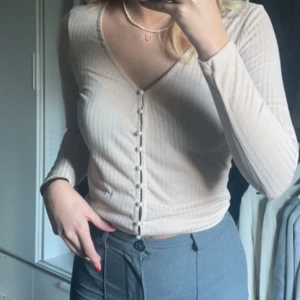 ljusrosa topp från NA-KD - ljurosa söt topp med pärlknappar från nakd, sitter bra i storlek S🩷🤍🩷