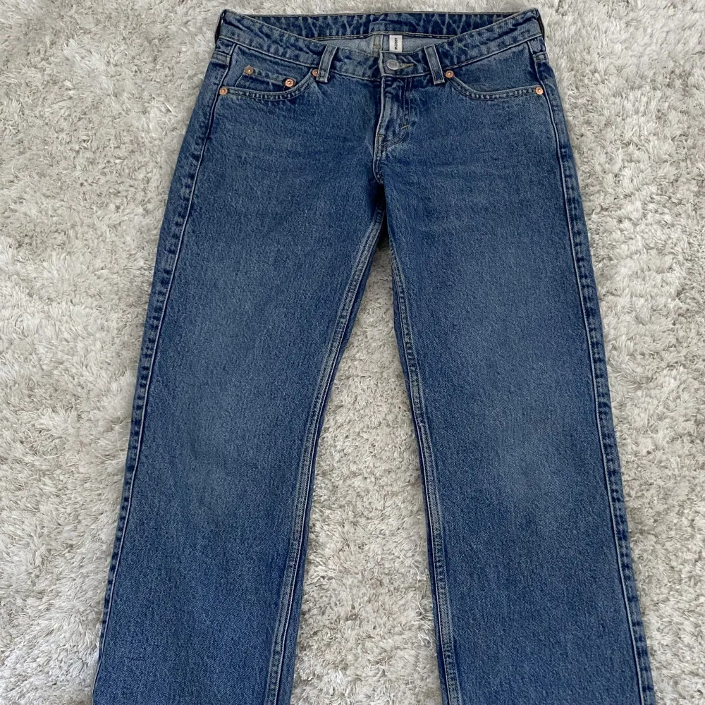Säljer dessa snygga blåa lågmidjade jeans från Weekday som använts en gång🥰❤️. Jeans & Byxor.
