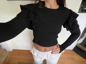 Puffärmad tröja🖤 - Puffärmad tröja i fint skick🖤