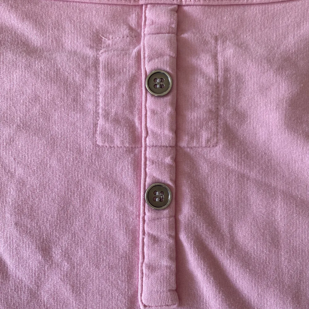 En rosa sweatshirt med en snygg knappdetalj där bak från märket N1873 sweden🥰❤️skriv för fler bilder eller frågor. Neuletakit & Villapaidat.