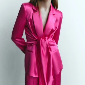 Satin blazer - Helt ny kavaj från Zara. 
