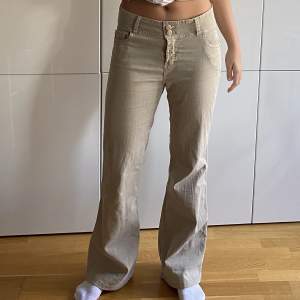 Dessa jeans är köpte från second hand från märket Lupos och är i storlek 34 men passar mig som har 36/38 i storlek. De är i perfekt skick utan defekter!☺️