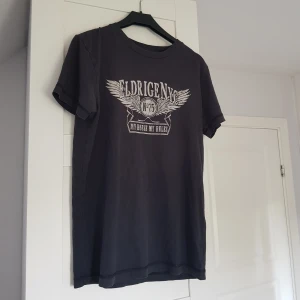 Tshirt - En tshirt jag köpte på second hand för något år sedan. Använt skick, men fortfarande cool!