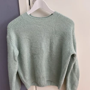 Stickad tröja - Säljer denna stickade tröja. Den är i mycket fint skick.