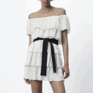 Zara klänning  - Jättefin zara klänning ❤️ UTAN SVARTA BANDET SYNS K BILD TVÅ❗️❗️