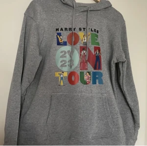Harry styles merch  - Köpt här på plick men använde aldrig då jag ångrade köpet, köpt för 300kr. Mitt pris 200 💕 Nyskick skulle jag ändå säga! Strl XL men passar M ( oversize ) och L 💗