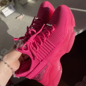 Steve Madden sneakers - Storlek 39 i nyskick ! Endast använd en gång. Köpte för 1249kr