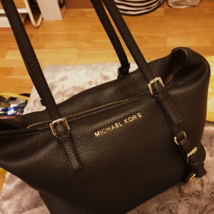 Michael Kors väska  - Äkta Michael Kors väska jag fick i pressent för många år sen. Är äkta men finns slitage därav priset 