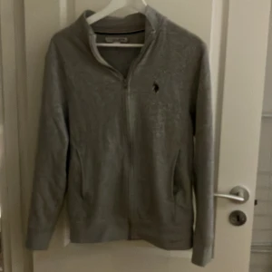 Polo tröja  - Säljer denna riktigt snygga tröja, nästan helt oanvänd. 10/10 skick Priset ej hugget i sten.