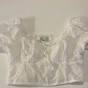 Vit hollister blus  - Jätte söt hollisterblus som inte kommit till användning, använd ca 2-3 gånger. Varan är i nyskick och har inga defekter. Kom med egna prisförslag❣️❣️köparen står för frakten❣️