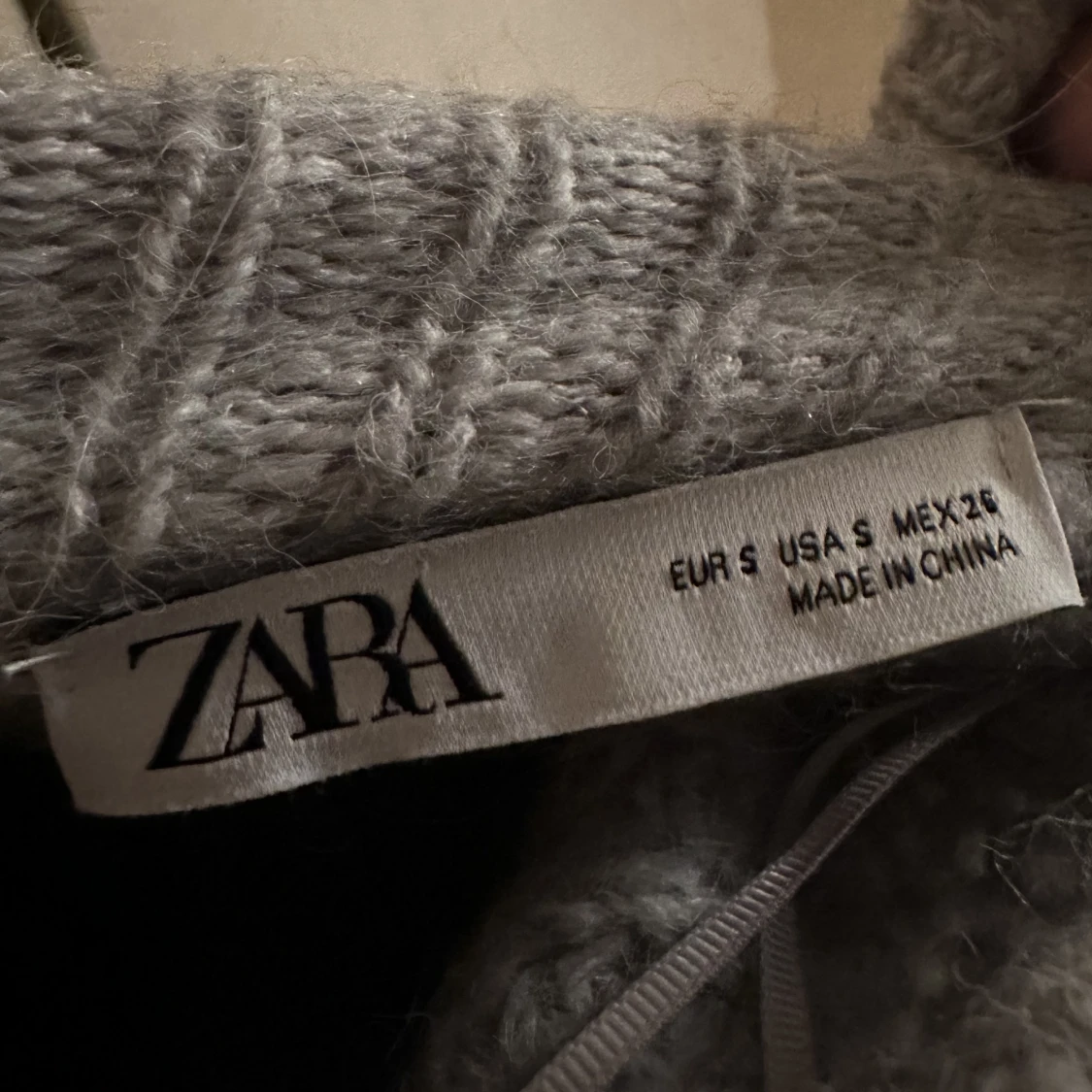 GRÅ STICKAD TRÖJA - 91