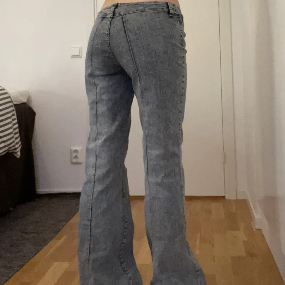 Low rise Grå/blå jeans.  Står ingen storlek men skulle säga 34-36/38 då de är ganska stretchigt material. . Jeans & Byxor.