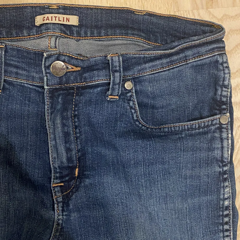 Low waisted jeans från Caitlin i storlek W30 L34. Säljer då de inte kommer till användning då de är för korta för mig. Jeans & Byxor.