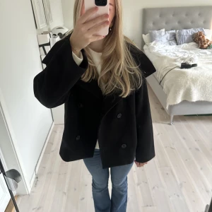 Bubbelroom svart kappa - Jättefin kappa från bubbleroom i svart. Kappan är helt ny, och säljs då jag ångra mig💗kappan finns heller inte kvar i svart på hemsidan