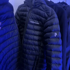 Peak performance jacka - säljer nu min peak performance jacka eftersom den har blivit lite för liten. den har lagats med en lagningslapp men de syns inte bara när de är ljust men man tänker inte på de. Pris kan diskuteras!