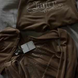 Juicy couture - Storlek s topp xs byxor  Alla stenar kvar  Nypris 2500 Helt ny