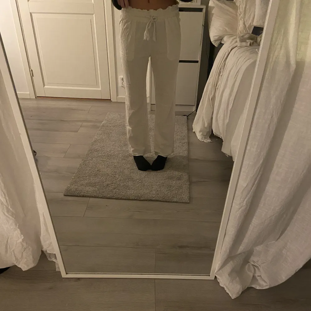 Säljer mina linnebyxor på grund av att jag tycker den är för korta på mig(jag är 164) Det är storlek S men kan även passa XS och M beroende på längd🥰. Jeans & Byxor.