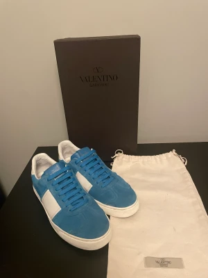 Valentino flycrew  - Hej! Säljer dessa valentino flycrews som är i toppen skick endast 2 nitar saknas (ingenting man lägger märke till) Dustbag och låda finns! Hör av er vid funderingar 😁