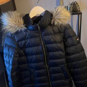 Super snygg jacka ifrån Tommy Hilfiger! Andvänd max 5 gånger! Nypris ca 5000:-!🫶🏻❤️ storlek S! obs! Det är färg på armen som ni kan se på bilden!🙌🏻inget som syns väl!