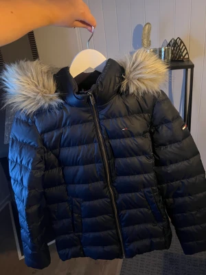 Tommy Hilfiger jacka - Super snygg jacka ifrån Tommy Hilfiger! Andvänd max 5 gånger! Nypris ca 5000:-!🫶🏻❤️ storlek S! obs! Det är färg på armen som ni kan se på bilden!🙌🏻inget som syns väl!
