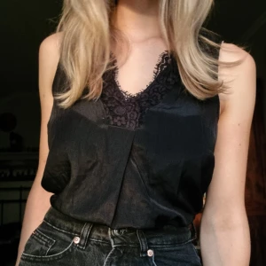 Svart blus prislappen sitter kvar!  - Prislappen sitter kvar!  Storlek 36 Säljer över 100 plagg!  Stor mängdrabatt när du köper fler saker! Köp 3(+) plagg 15% rabatt. Köp 5(+) plagg 20% rabatt. Köp 10 (+) plagg 25 % rabatt. Köp 15 (+) plagg 30 % rabatt. 