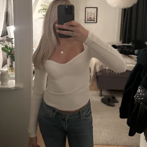 Vit tröja - En vit topp från h&m som inte kommit till användning, skriv för frågor!
