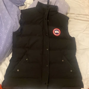 Canada goose - Hej jag har använd en gång det va för stor  för mig om nån vill ha äkta canada goose hörs av er ☺️ jag köpte för 10.000 tusen  men jag ger för 1 800 storlek är l/M väst men jag tappade kvitto 